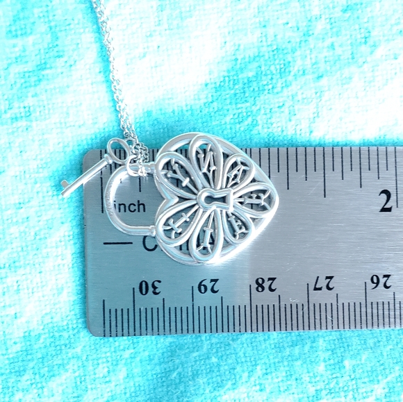 Filigree heart and key pendant necklace - Picture 8 of 10